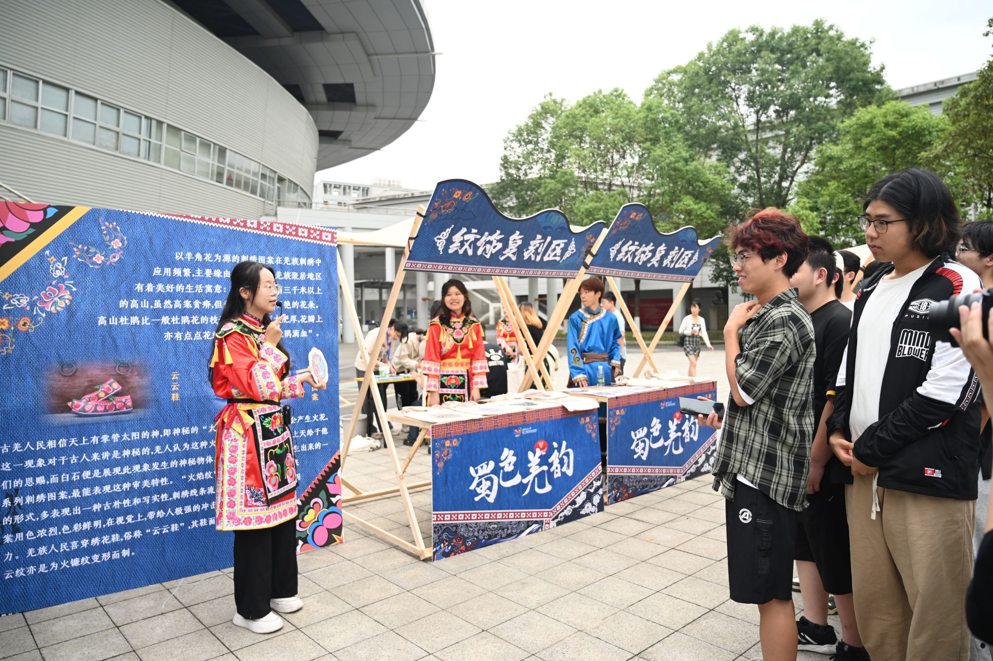 3(工作人员现场讲解).jpg 3(工作人员现场讲解).jpg